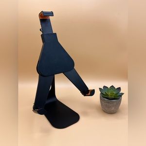 Adjustable desktop tablet holder